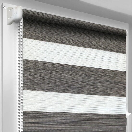 Рулонные шторы День Ночь в туалете