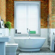 Горизонтальные жалюзи для ванной комнаты на окна цена. Купить в «Мастерская Жалюзи»