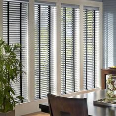 Горизонтальные жалюзи на большое окно цена. Купить в «Мастерская Жалюзи»